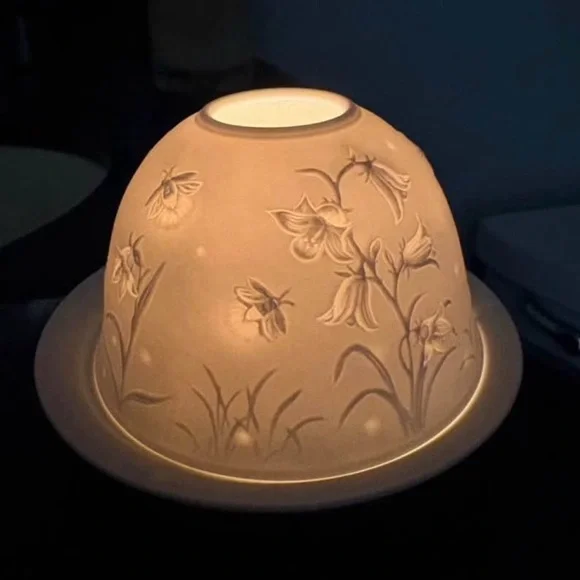Elegant Cream Porcelain Dome Lamp - Picture 2 of 4